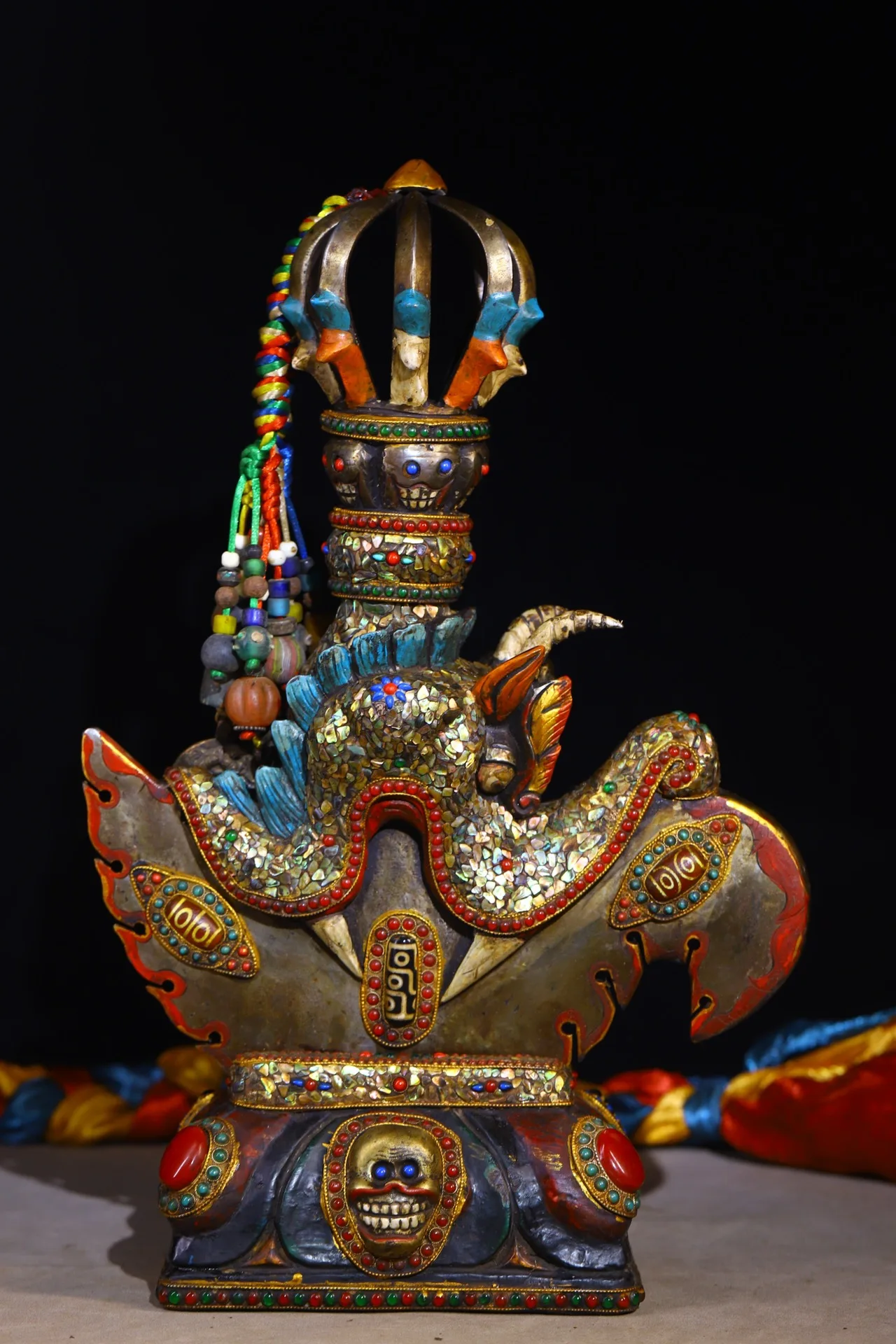 15"Tibetan Temple Collection Old Tiantie Mosaic Gem gZi Beads Shell Skull Beast Head Vajra Phurpa Amulet Worship Hall Town house
15"Tibetan Temple Collection Old Tiantie Mosaic Gem gZi Beads Shell Skull Beast Head Vajra Phurpa Amulet Worship Hall Town house
