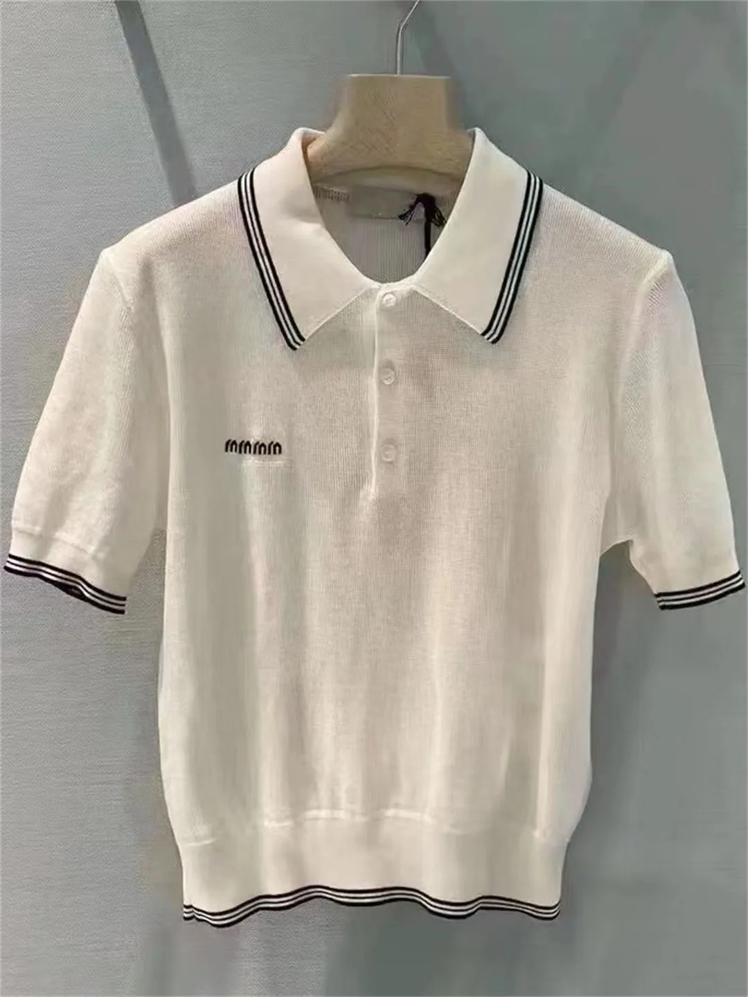 Летний новый вязаный топ с вышивкой логотипа, цветными полосками и воротником, облегающий женский модный топ
Летний новый вязаный топ с вышивкой логотипа, цветными полосками и воротником, облегающий женский модный топ