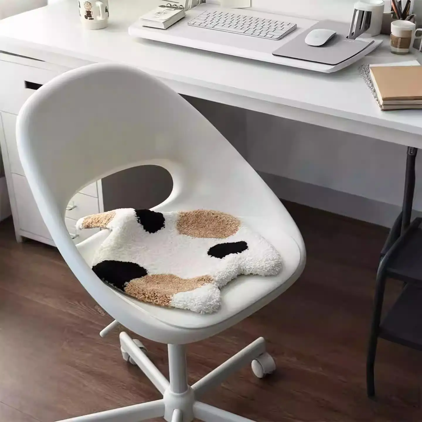 Tail Plush Cushion Creative Office Anti-Slip Pad Autumn Winter Home Furniture Soft Buttock Pad Long Time Sitting
Tail Plush Cushion Creative Office Anti-Slip Pad Autumn Winter Home Furniture Soft Buttock Pad Long Time Sitting