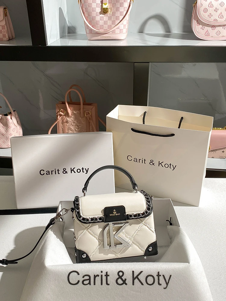 Popular and Luxury Makeup Bag with Delicate Decoration Letter Women's Fashion and Versatile Handheld Crossbody Bag for Party
Popular and Luxury Makeup Bag with Delicate Decoration Letter Women's Fashion and Versatile Handheld Crossbody Bag for Party