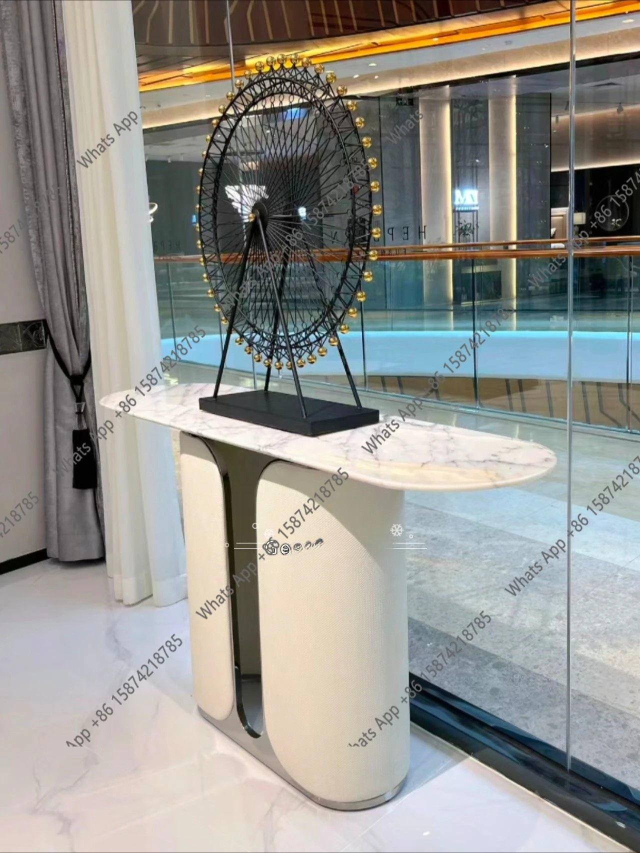 Современный дизайнерский столик для прихожей в стиле лёгкой роскоши, с художественным оформлением, для входной зоны, гостиной или коридора.
Современный дизайнерский столик для прихожей в стиле лёгкой роскоши, с художественным оформлением, для входной зоны, гостиной или коридора.