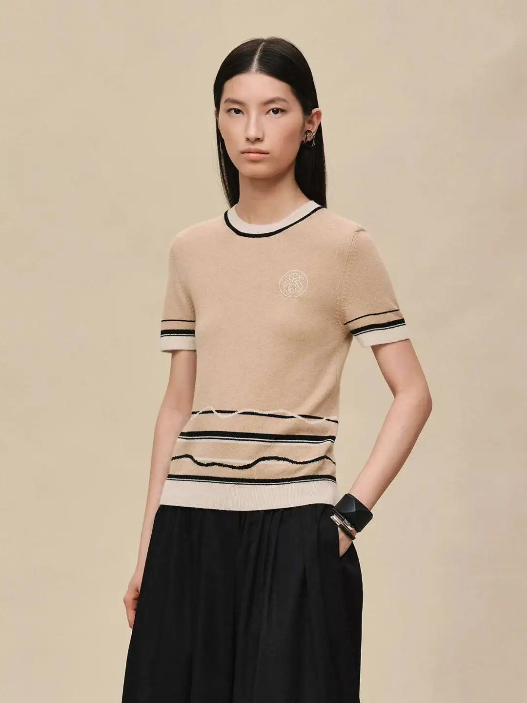 Spring Summer 2026 Ultrafine Silk Wool Knitted T-Shirt Book Seal Series High Yarn Count Short Sleeve round Neck Casual Fit
Spring Summer 2026 Ultrafine Silk Wool Knitted T-Shirt Book Seal Series High Yarn Count Short Sleeve round Neck Casual Fit