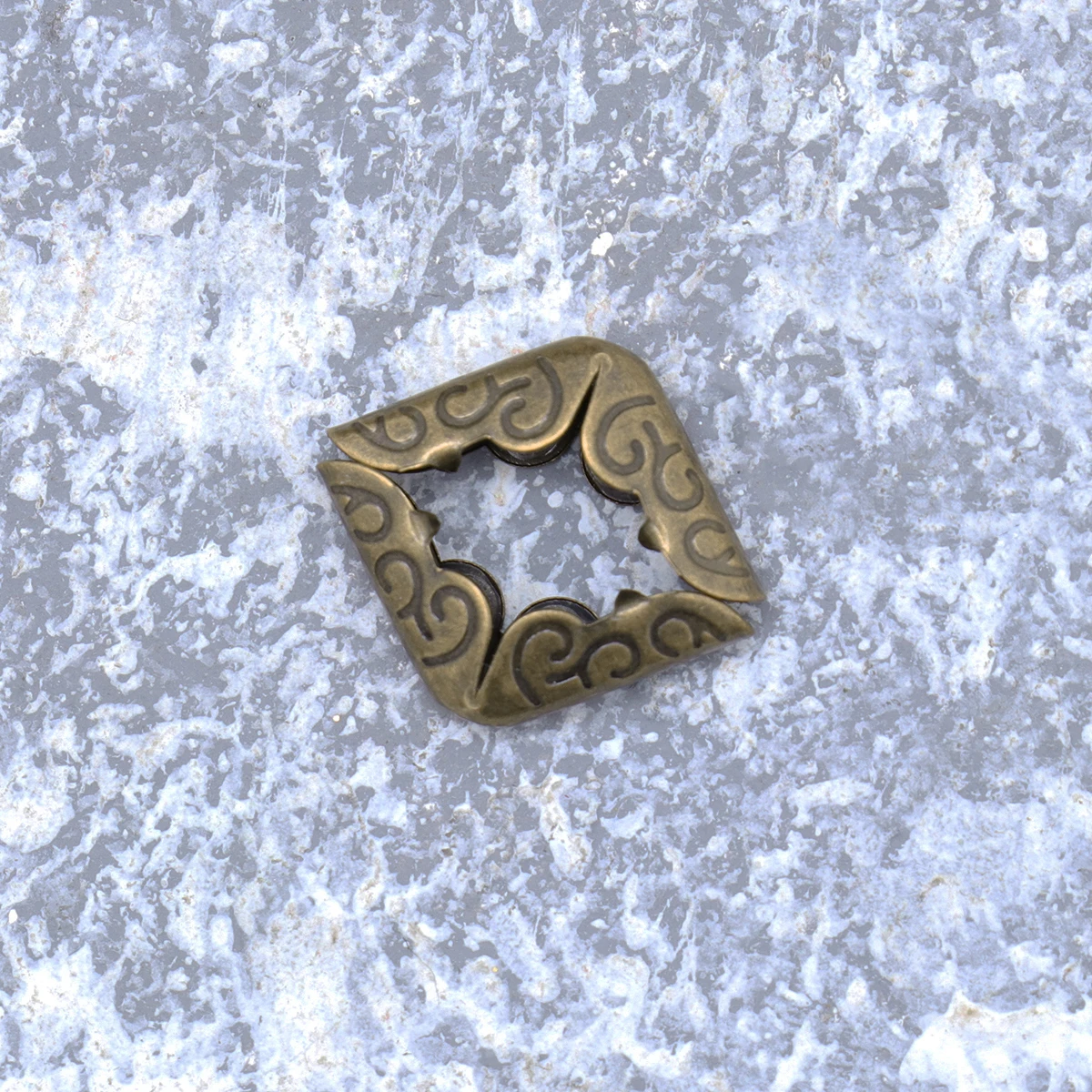 50Pcs Brass Metal Notebook Corner Protectors Simple Operation Wide Applications Retro Style Carved Surface Book
50Pcs Brass Metal Notebook Corner Protectors Simple Operation Wide Applications Retro Style Carved Surface Book