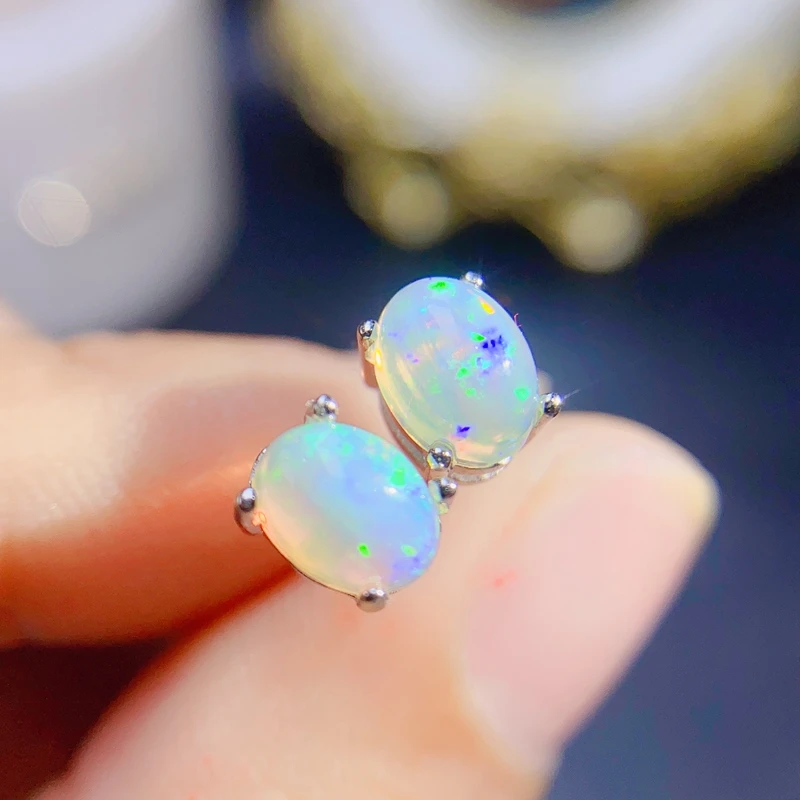 Natural color opal ear studs, 925 silver fashion, beautiful colors, changing beauty.
Natural color opal ear studs, 925 silver fashion, beautiful colors, changing beauty.