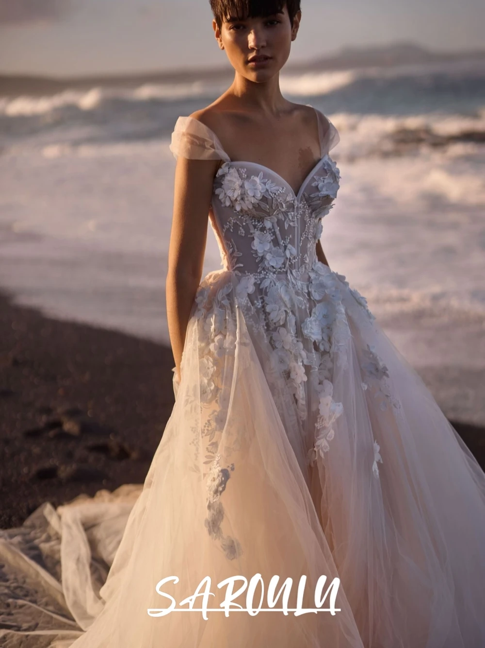 Fantasy Ethereal Flowers Wedding Dress Romantic A Line Intricate Flowing Tulle Train Sweetheart Customized Low Back Bridal Gown
Fantasy Ethereal Flowers Wedding Dress Romantic A Line Intricate Flowing Tulle Train Sweetheart Customized Low Back Bridal Gown