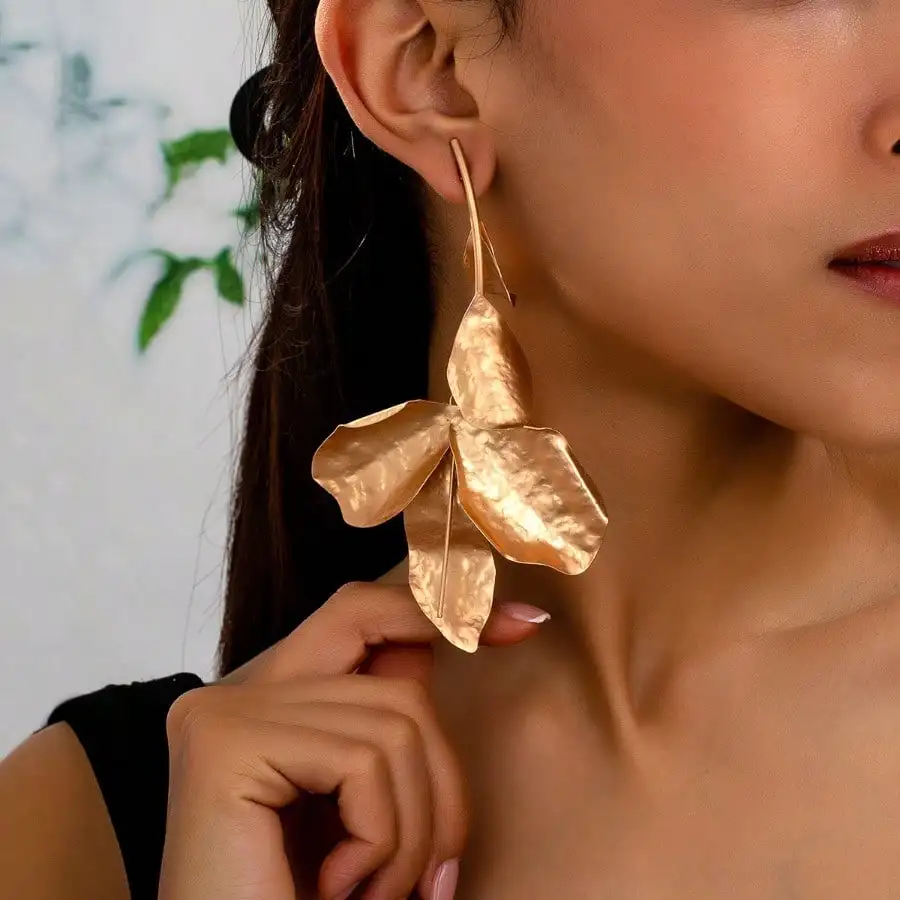 Cold Style Irregular Metal Petal Earrings, Creative Textured Leaf Design, Minimalist Temperament Jewelry for Party & Evening
Cold Style Irregular Metal Petal Earrings, Creative Textured Leaf Design, Minimalist Temperament Jewelry for Party & Evening