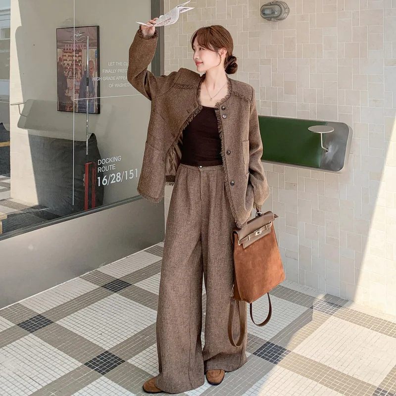 Темпераментный повседневный дизайнерский кардиган с бахромой, куртка с круглым вырезом + простые широкие брюки, женский осенний новый комплект из двух предметов 2025 г.
Темпераментный повседневный дизайнерский кардиган с бахромой, куртка с круглым вырезом + простые широкие брюки, женский осенний новый комплект из двух предметов 2025 г.