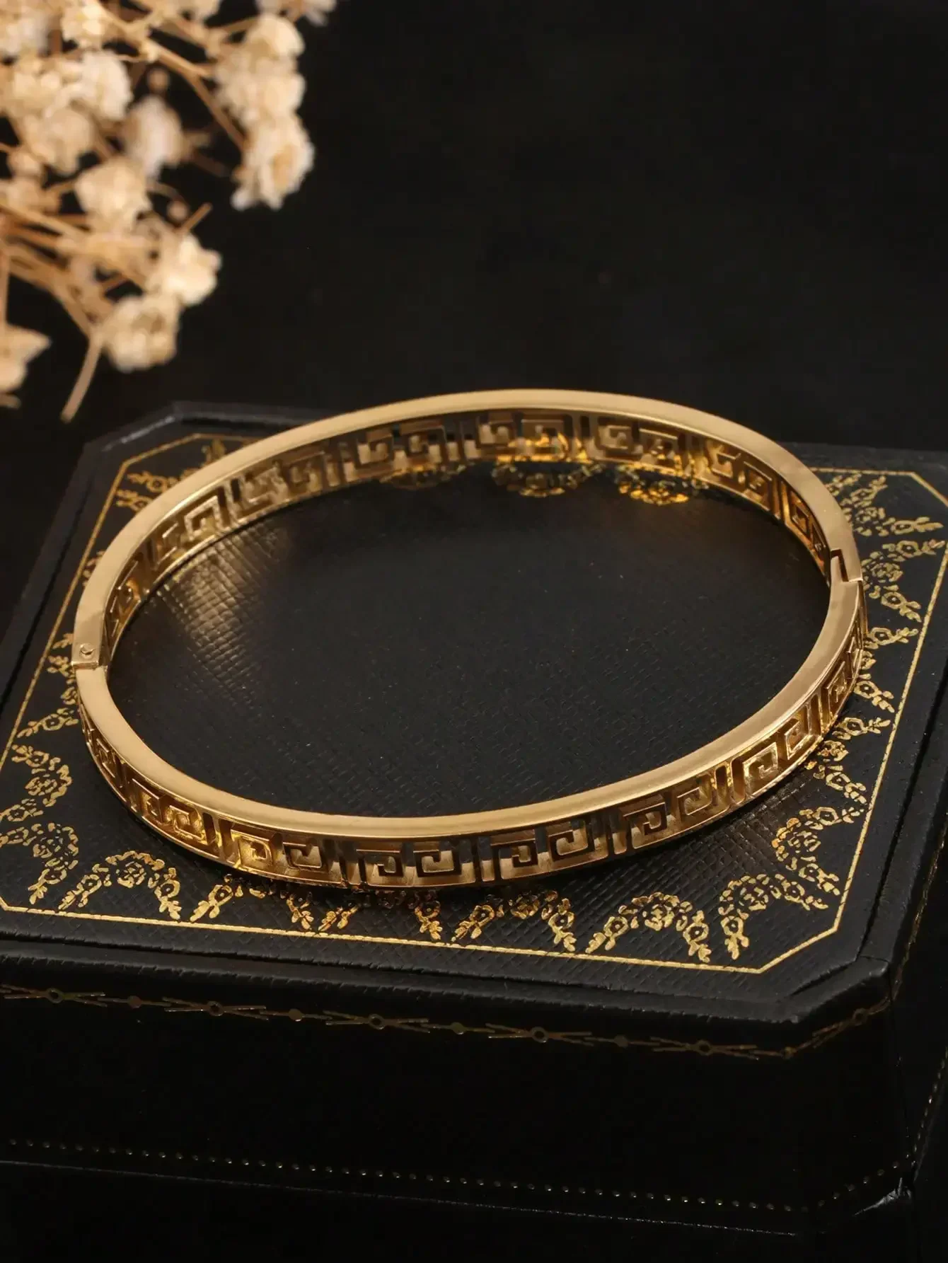 1pc 18K Gold Plated Stainless Steel Vintage Swivel Great Wall Pattern Bangle, Cloud Shape Cuff Bracelet For Women
1pc 18K Gold Plated Stainless Steel Vintage Swivel Great Wall Pattern Bangle, Cloud Shape Cuff Bracelet For Women
