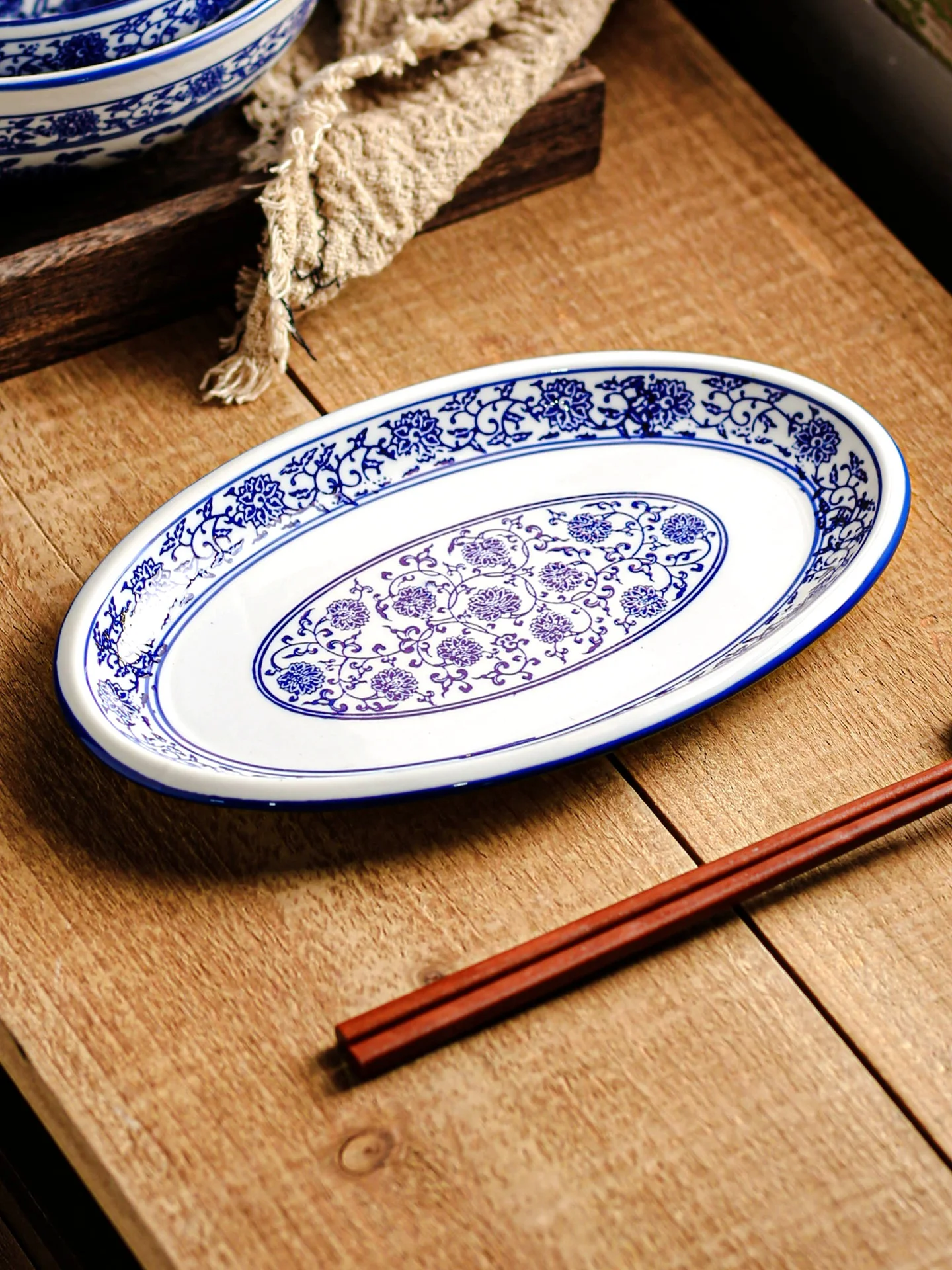 Большая овальная глубокая тарелка из синего фарфора с подглазурной росписью для ресторанов
Большая овальная глубокая тарелка из синего фарфора с подглазурной росписью для ресторанов