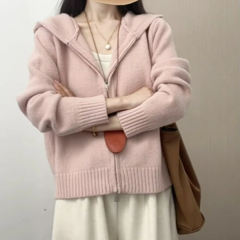 Осень-зима 2026, розовый вязаный свитер с капюшоном, топ для женщин, новый свободный стиль, универсальный свитер на молнии, куртка-кардиган
Осень-зима 2026, розовый вязаный свитер с капюшоном, топ для женщин, новый свободный стиль, универсальный свитер на молнии, куртка-кардиган