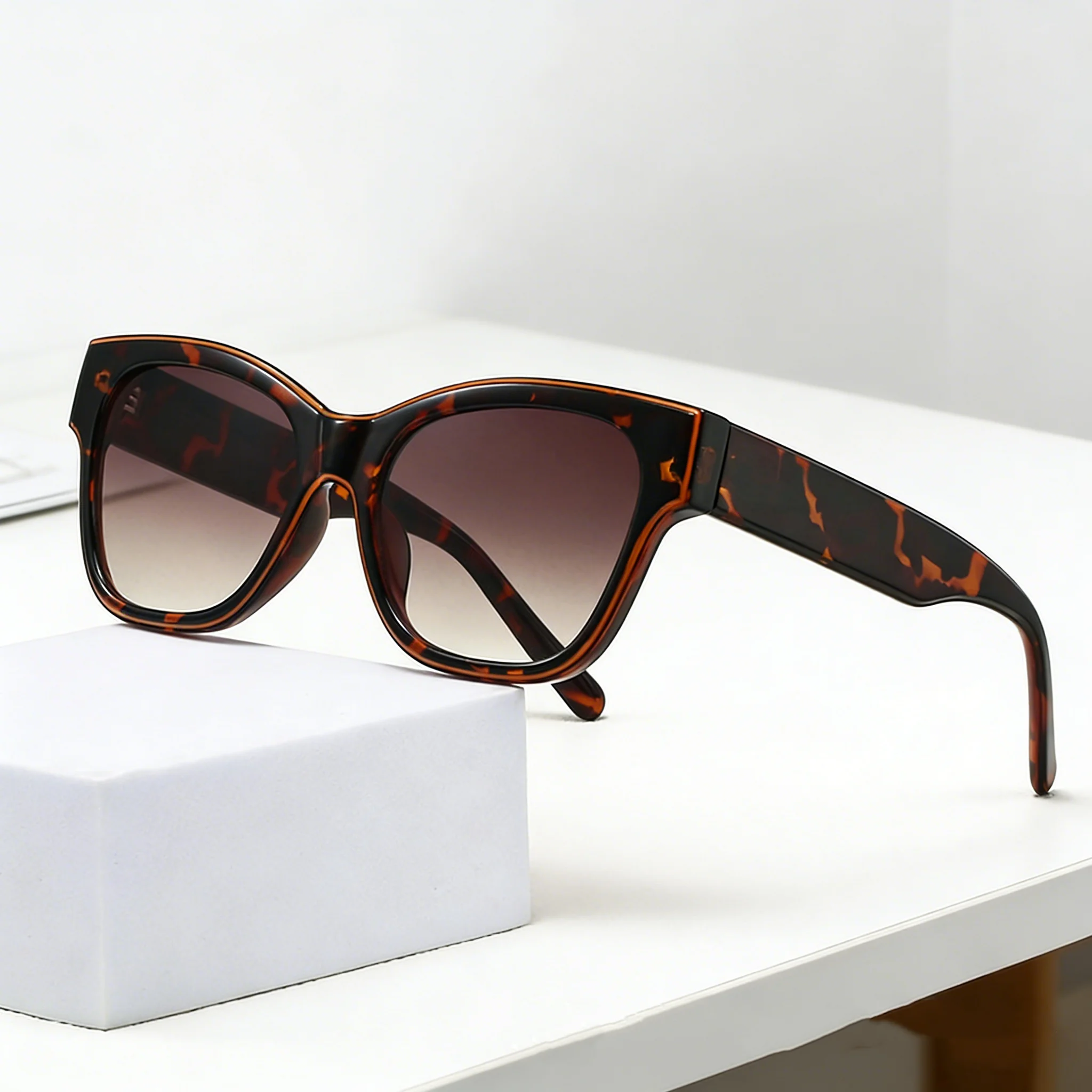 Retro Personalized Cat Eye Large Frame Women's Sunglasses Outdoor Neutral Street Photography UV400 Luxury Sunscreen Glasses
Retro Personalized Cat Eye Large Frame Women's Sunglasses Outdoor Neutral Street Photography UV400 Luxury Sunscreen Glasses