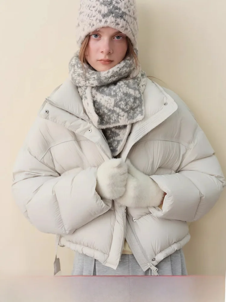 Зимняя женская куртка-пуховик Fansi Lanen High Light Cloud Series с воротником-стойкой, свободного кроя, из теплой нейлоновой ткани
Зимняя женская куртка-пуховик Fansi Lanen High Light Cloud Series с воротником-стойкой, свободного кроя, из теплой нейлоновой ткани