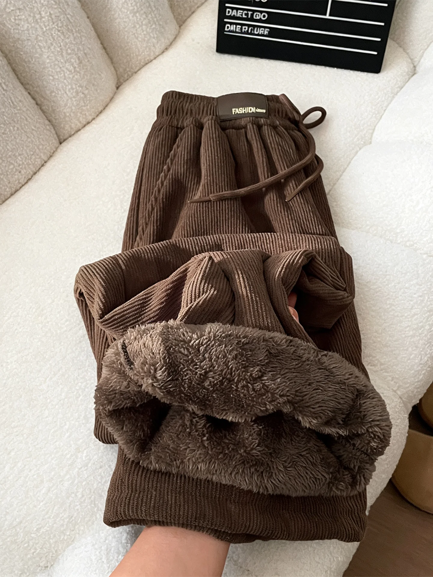 Caramel Lamb Velvet Men's Winter Thiened Warm Casual Pants Straight Leg Cotton Trousers Versatile Comfortable Leisure Trousers
Caramel Lamb Velvet Men's Winter Thiened Warm Casual Pants Straight Leg Cotton Trousers Versatile Comfortable Leisure Trousers