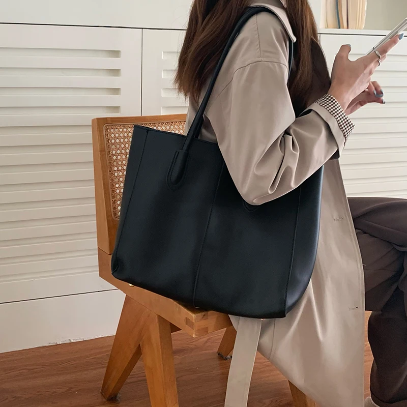 Retro Tote Bag for Women Casual Fashionable Commuting Bag Fashionable Versatile Large Capacity Shoulder Bag Trendy Chic New
Retro Tote Bag for Women Casual Fashionable Commuting Bag Fashionable Versatile Large Capacity Shoulder Bag Trendy Chic New