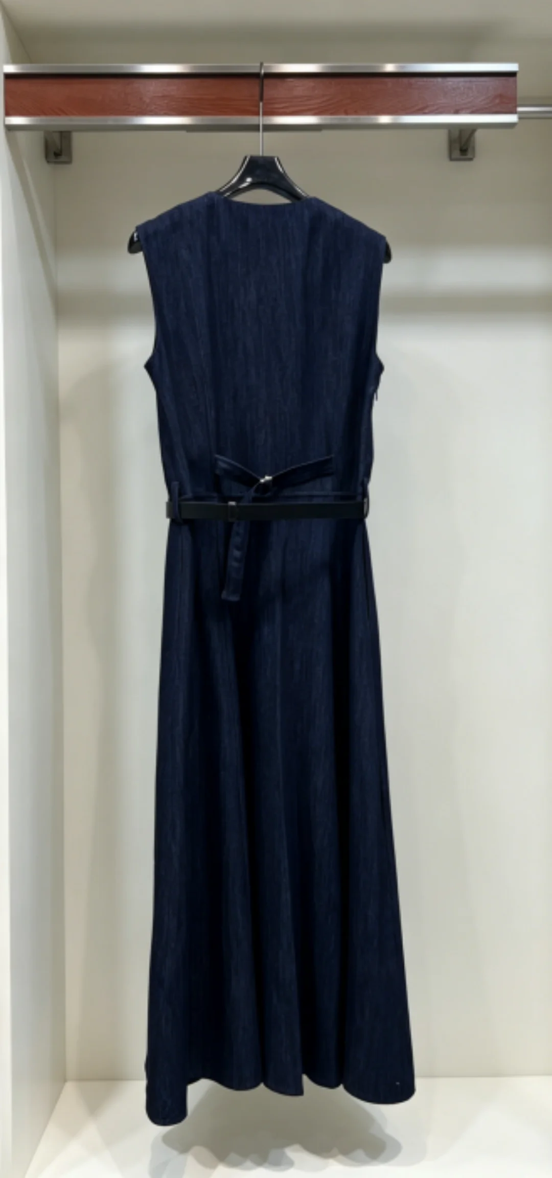 Summer Women's V-neck High Quality Embroidery Belt Buttons Cotton Denim Tank Dress
Summer Women's V-neck High Quality Embroidery Belt Buttons Cotton Denim Tank Dress