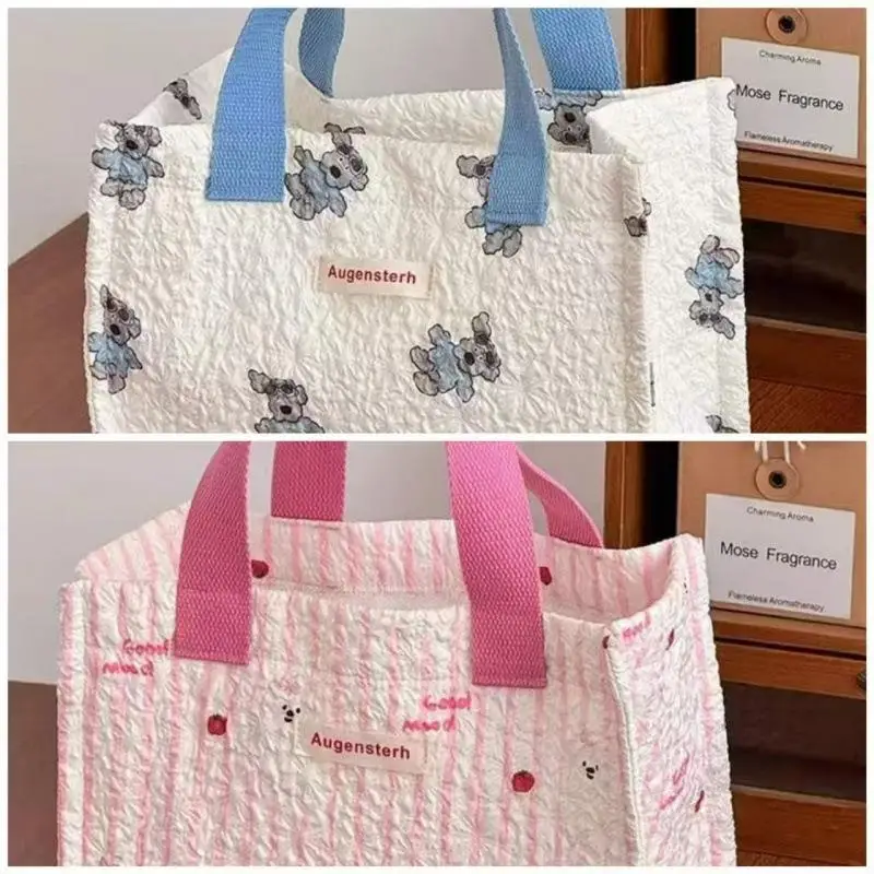 Large Capacity Lunch Box Bag Handheld Bag Aesthetic Value Bag for Office Workers Carry Food Bento Bag Casual Scene
Large Capacity Lunch Box Bag Handheld Bag Aesthetic Value Bag for Office Workers Carry Food Bento Bag Casual Scene