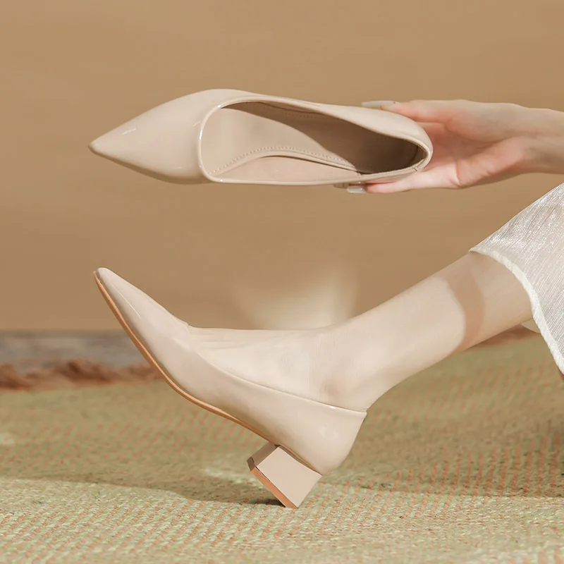 Женские туфли-лодочки на остром массивном каблуке, летняя модная повседневная обувь без шнуровки из лакированной кожи на мелком толстом каблуке
Женские туфли-лодочки на остром массивном каблуке, летняя модная повседневная обувь без шнуровки из лакированной кожи на мелком толстом каблуке