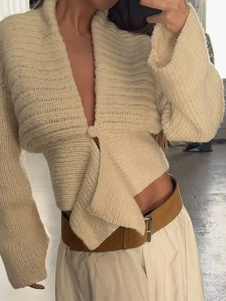 Autumn and winter single button deep V-open flared sleeve solid color knitted sweater casual daily commuting sweater
Autumn and winter single button deep V-open flared sleeve solid color knitted sweater casual daily commuting sweater