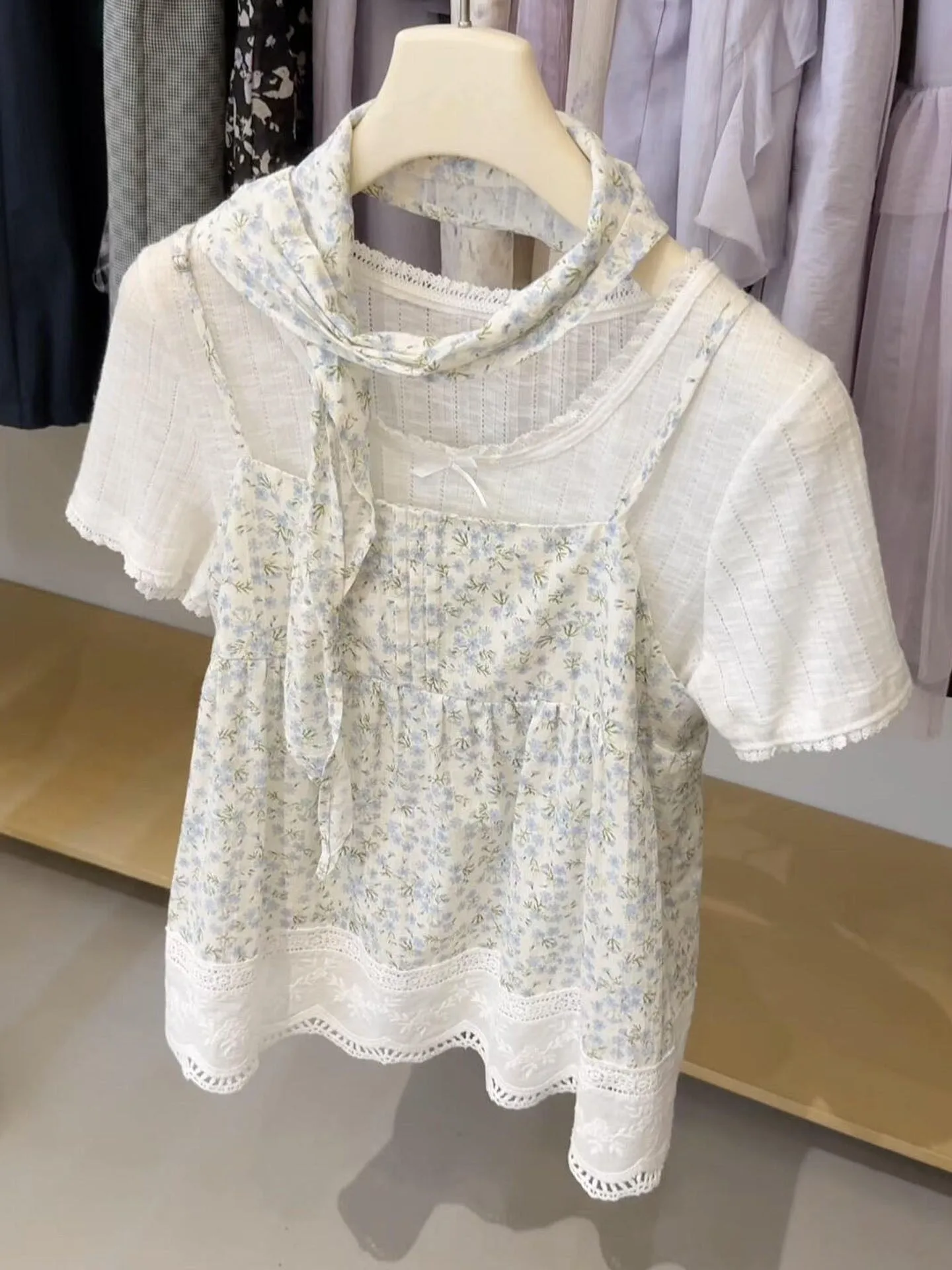 Korean Style Floral Lace Short Sleeve T-Shirt Two-Piece Set Women Summer 2026 New Small Size Matching Casual Fashion
Korean Style Floral Lace Short Sleeve T-Shirt Two-Piece Set Women Summer 2026 New Small Size Matching Casual Fashion