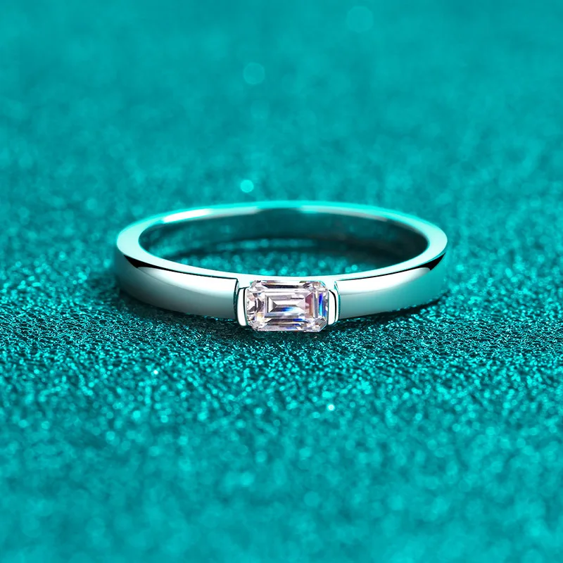 Luxury Women's Emerald Cut Rectangular Chamfered 0.5ct Moissanite Diamond Finger Rings Mesmerizer Platinum Pt950 Fine Jewelry
Luxury Women's Emerald Cut Rectangular Chamfered 0.5ct Moissanite Diamond Finger Rings Mesmerizer Platinum Pt950 Fine Jewelry