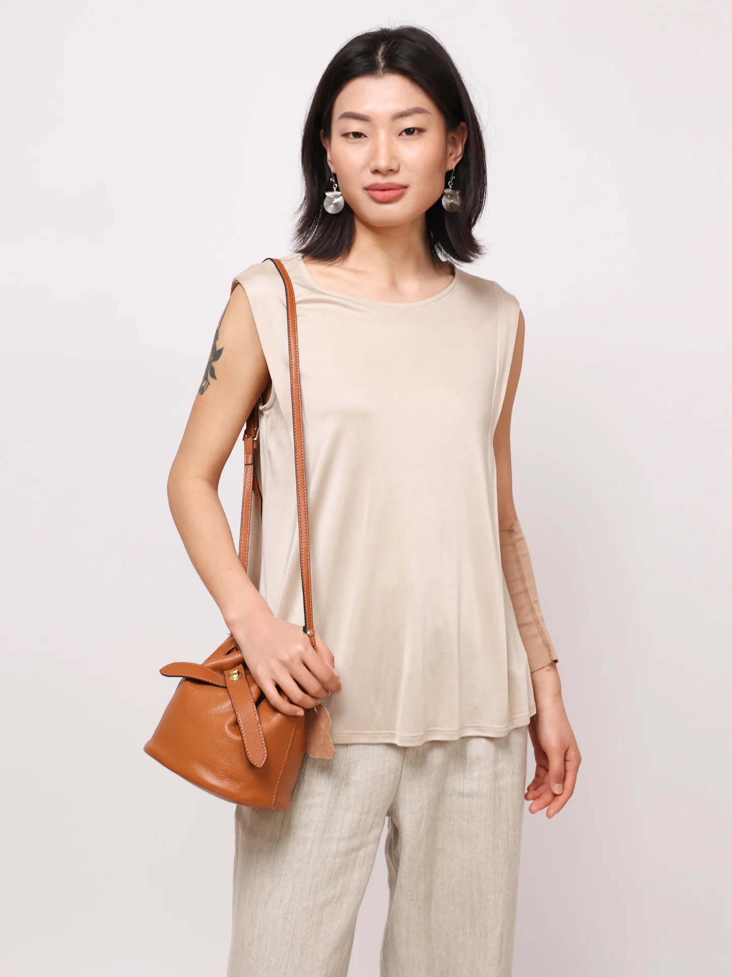 Silk Knitted T-Shirt Women's Summer New Home Straight Tube Type Regular Sleeveless round Neck Pure Color RIXINJIA GG132D
Silk Knitted T-Shirt Women's Summer New Home Straight Tube Type Regular Sleeveless round Neck Pure Color RIXINJIA GG132D