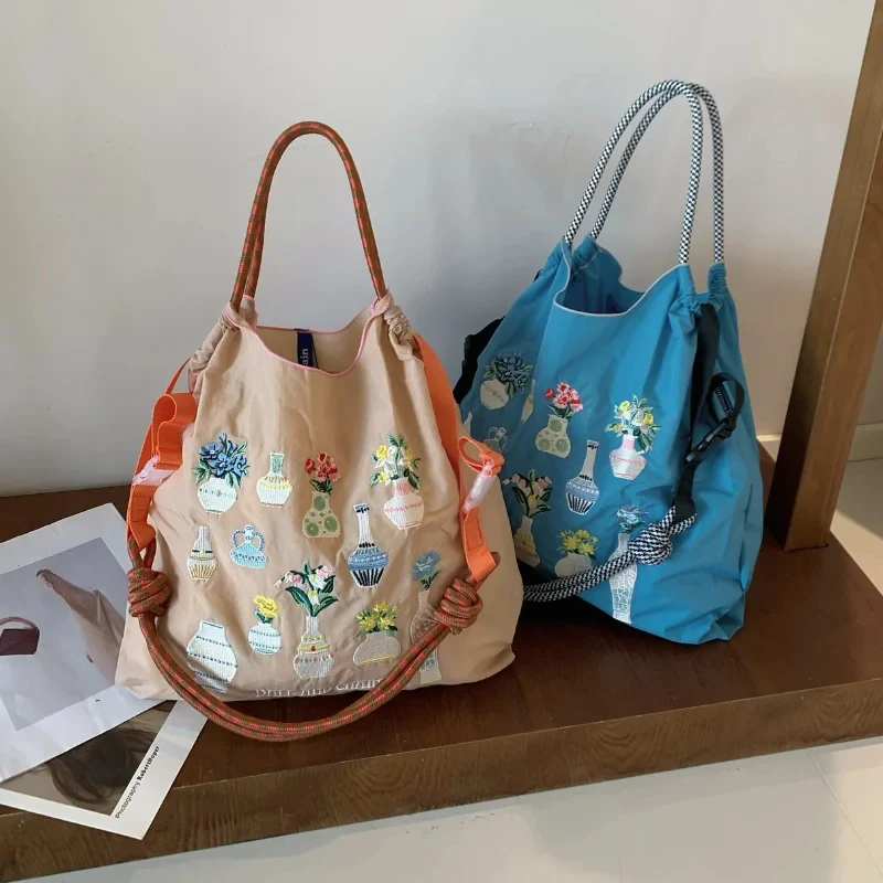 New women's shopping bag, vase embroidery, lightweight foldable storage, suitable for commuting shopping
New women's shopping bag, vase embroidery, lightweight foldable storage, suitable for commuting shopping