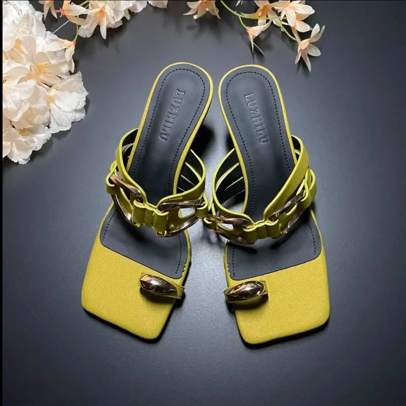 2025 Summer New Open Toe Women's Modern Slippers Square Toe Metal Decoration Med Heel Sandals Fashion Dress Thong Slippers
2025 Summer New Open Toe Women's Modern Slippers Square Toe Metal Decoration Med Heel Sandals Fashion Dress Thong Slippers