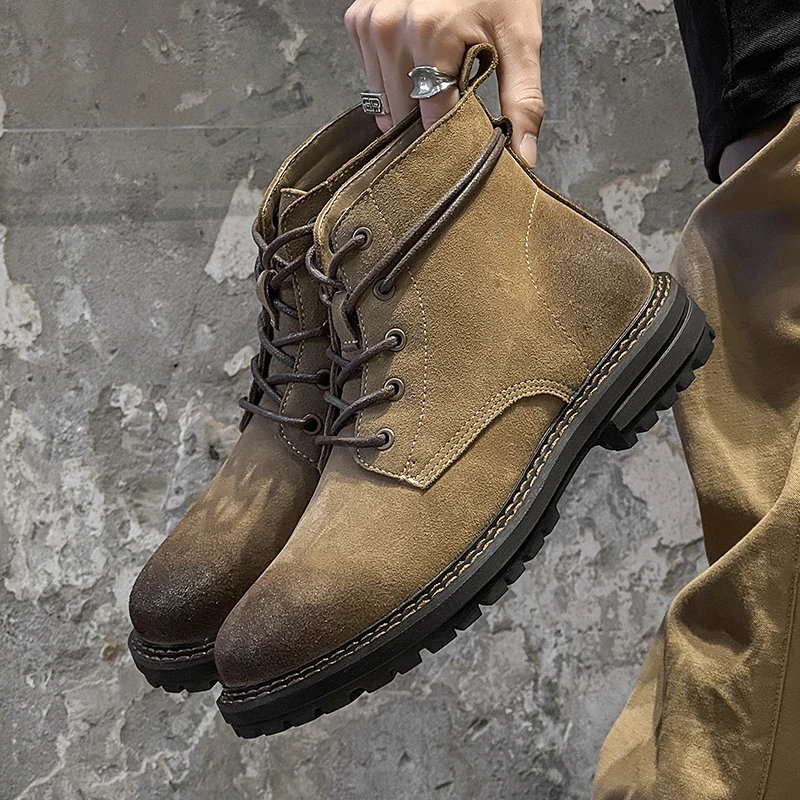 Осенние и зимние мужские ботинки в стиле ретро. Роскошный дизайнерский минималистичный стиль. Роскошная качественная обувь для работы и офиса.
Осенние и зимние мужские ботинки в стиле ретро. Роскошный дизайнерский минималистичный стиль. Роскошная качественная обувь для работы и офиса.