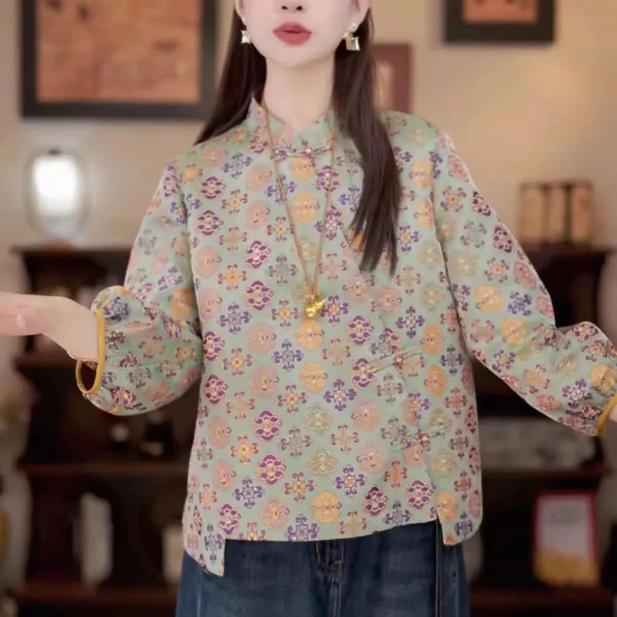 Уменьшающий возраст топ с принтом и темпераментом, осень 2023, новый стиль, свободная утягивающая универсальная рубашка с воротником-стойкой в китайском стиле, тренд
Уменьшающий возраст топ с принтом и темпераментом, осень 2023, новый стиль, свободная утягивающая универсальная рубашка с воротником-стойкой в китайском стиле, тренд
