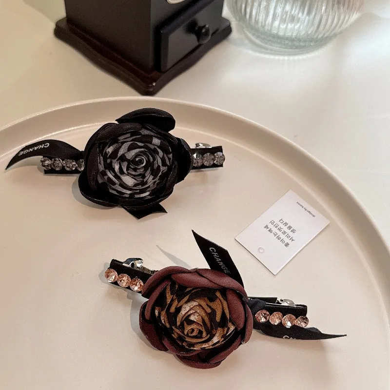 Retro Leopard Print Rose Flower Rhinestone Hairpin - Elegant and Sophisticated Hair Clip for Women
Retro Leopard Print Rose Flower Rhinestone Hairpin - Elegant and Sophisticated Hair Clip for Women