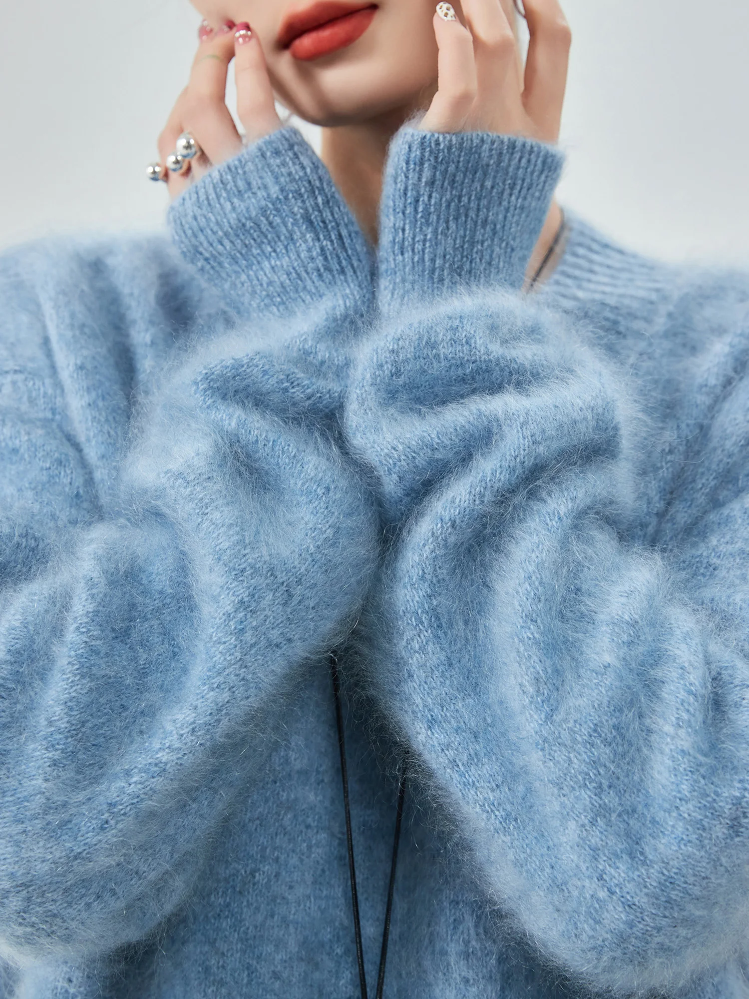 Синий мягкий уютный свитер с V-образным вырезом, женский зимний новый корейский вязаный свитер свободного кроя с длинными рукавами
Синий мягкий уютный свитер с V-образным вырезом, женский зимний новый корейский вязаный свитер свободного кроя с длинными рукавами