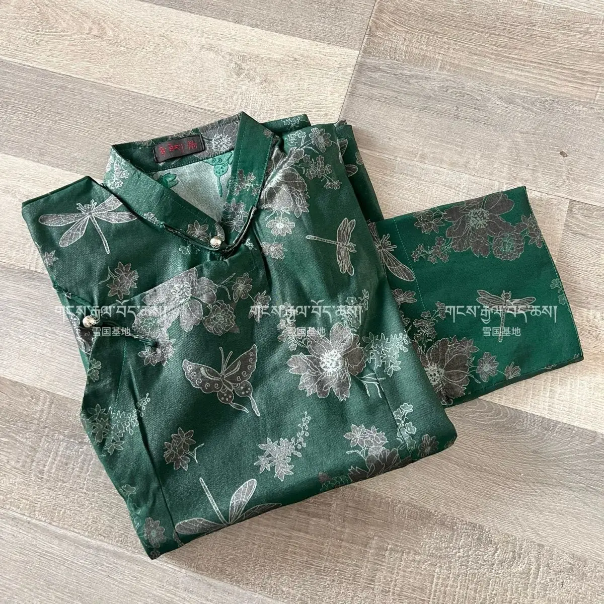 Women's Tibetan Clothing Stage Guozhuo Robe Ethnic Traditional Shirt Jacket Costumes
Women's Tibetan Clothing Stage Guozhuo Robe Ethnic Traditional Shirt Jacket Costumes
