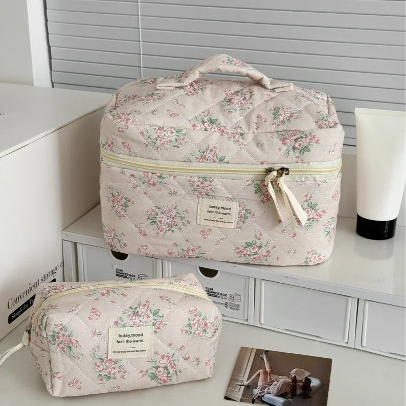 Quilted Pink Flower Ladies Travel Storage Bag Makeup Case Retro Floral Print Women's Cosmetic Bags Small Purse Female Handbags
Quilted Pink Flower Ladies Travel Storage Bag Makeup Case Retro Floral Print Women's Cosmetic Bags Small Purse Female Handbags