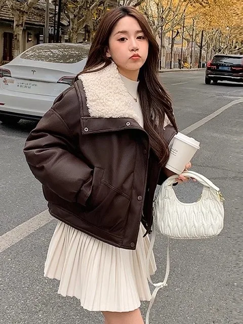 Новинка 2023 года, женская короткая хлопковая куртка из кожи ягненка с воротником из искусственного меха, зимнее теплое стеганое пальто с v-образным вырезом, цвет на молнии
Новинка 2023 года, женская короткая хлопковая куртка из кожи ягненка с воротником из искусственного меха, зимнее теплое стеганое пальто с v-образным вырезом, цвет на молнии