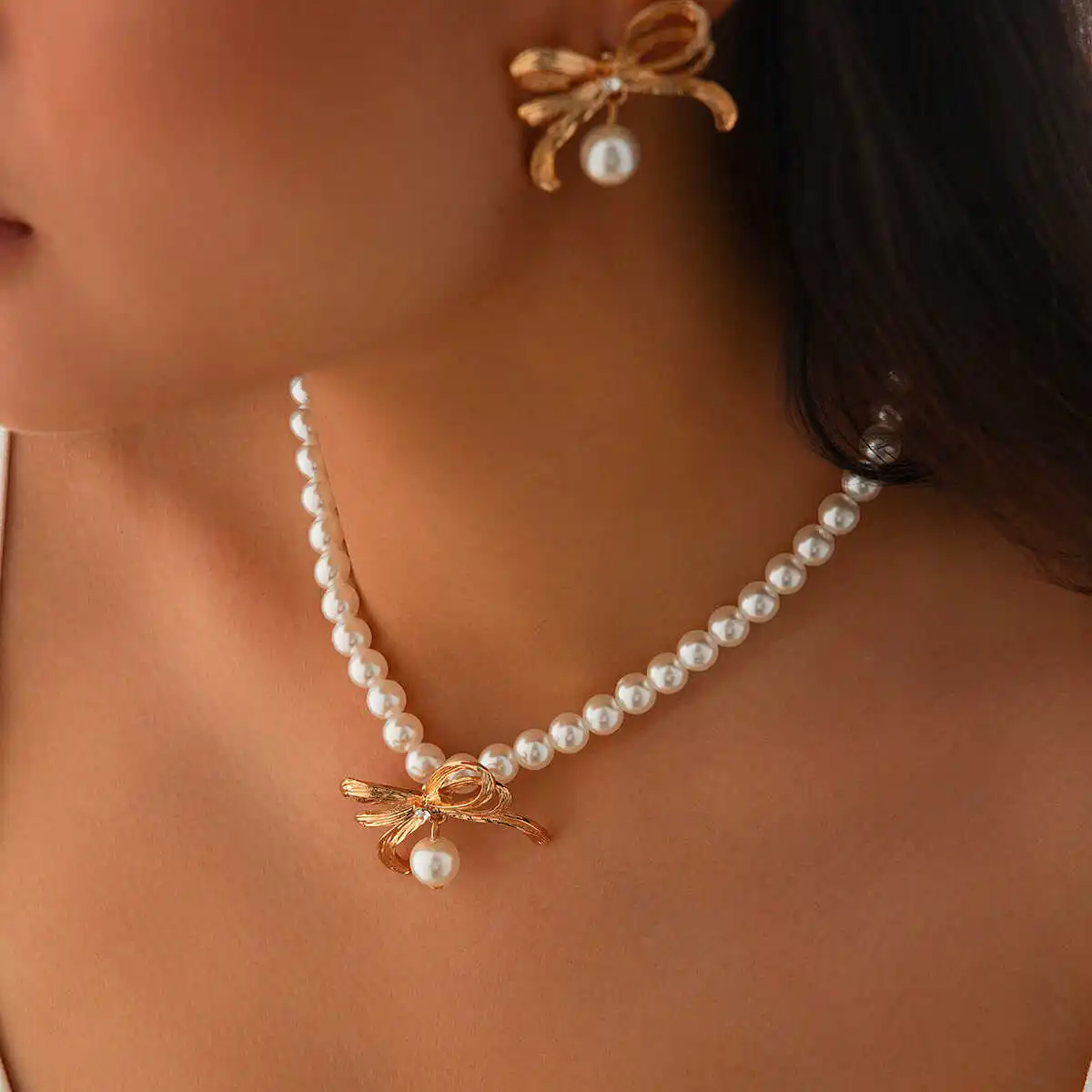 2024 New Fashion European American Style Imitation Pearl Bowknot Earrings and Necklace Set Women's Small Popular Jewelry
2024 New Fashion European American Style Imitation Pearl Bowknot Earrings and Necklace Set Women's Small Popular Jewelry