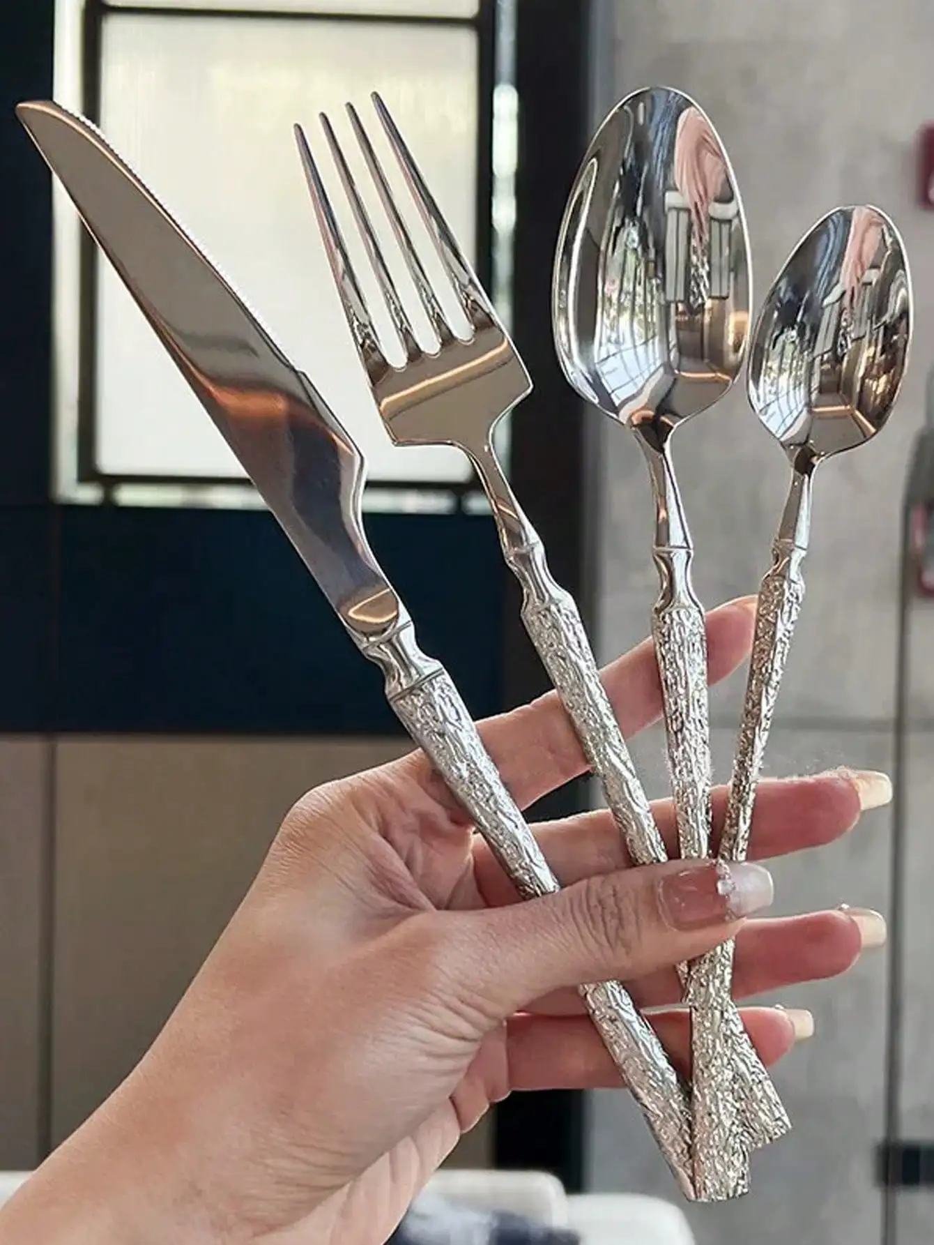 4pcs/24pcs Creative Hammer Design Stainless Steel Kitchen Utensil Set Includes Forks, Knives, Spoons, Dishwasher Friendly, Suitable For Home, Restaurant, Hotel, Party, Wedding
4pcs/24pcs Creative Hammer Design Stainless Steel Kitchen Utensil Set Includes Forks, Knives, Spoons, Dishwasher Friendly, Suitable For Home, Restaurant, Hotel, Party, Wedding