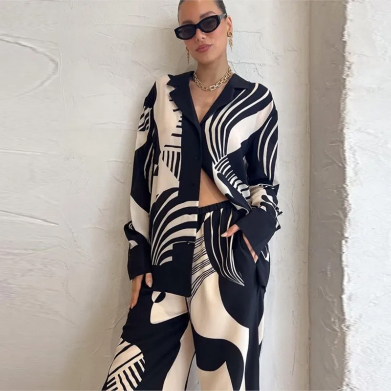 2025 New Women Digital Print 2 Piece Set Chic Lapel Long Sleeved Blouse Top Loose Straight Leg Pants Suit Fashion Streetwear
2025 New Women Digital Print 2 Piece Set Chic Lapel Long Sleeved Blouse Top Loose Straight Leg Pants Suit Fashion Streetwear