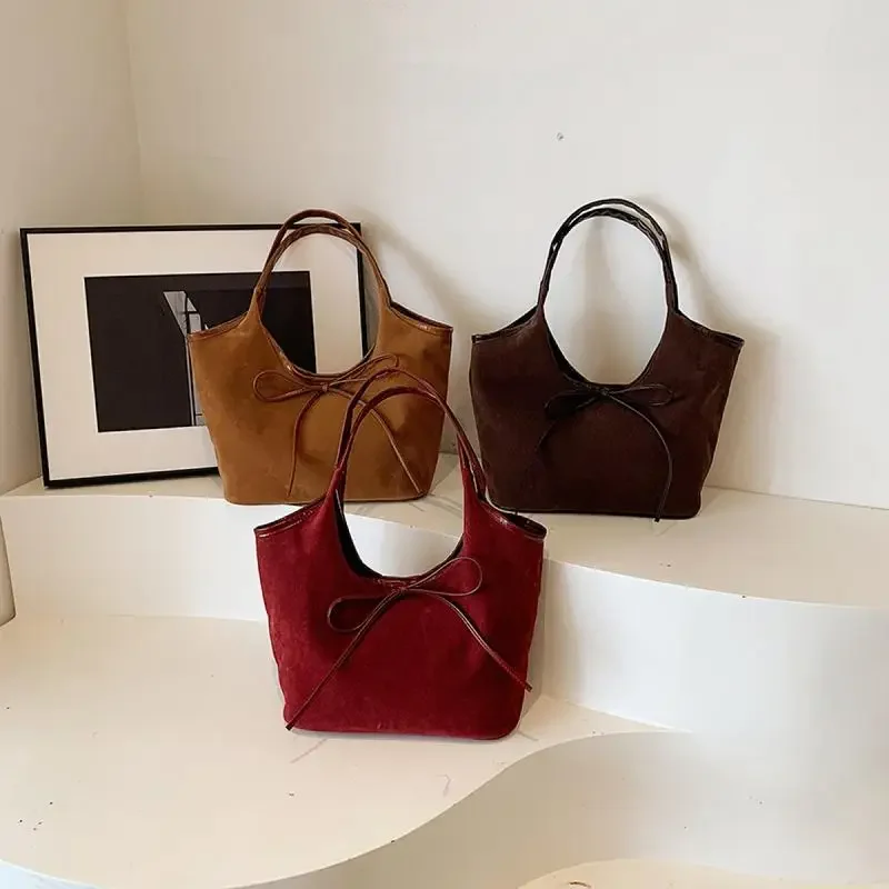 2024 Fashion Bow Retro Versatile Women'S Shoulder Bag Large Capacity Commuter Niche Simple Trend Handbag
2024 Fashion Bow Retro Versatile Women'S Shoulder Bag Large Capacity Commuter Niche Simple Trend Handbag