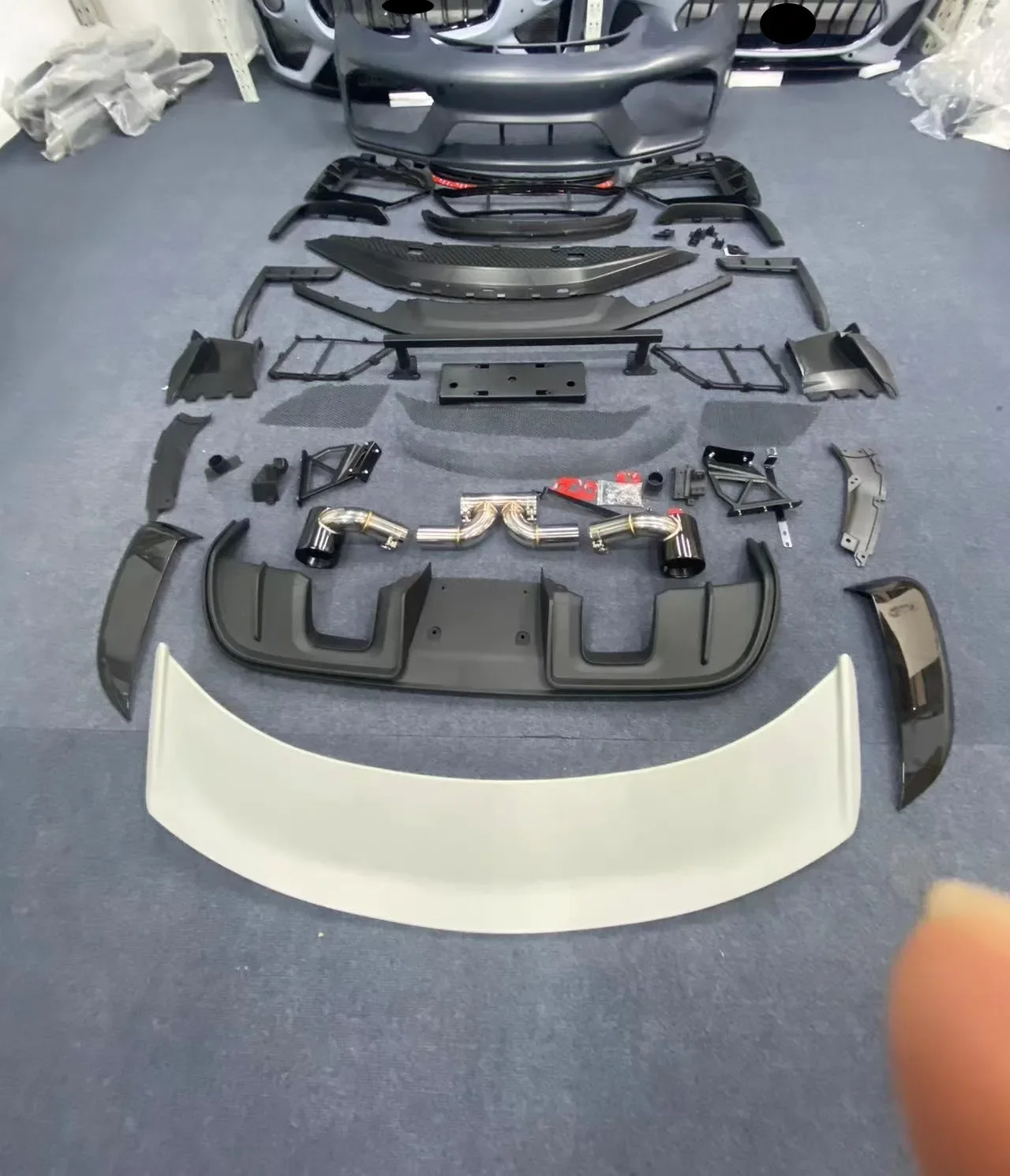 Car Front Bumper surround Body kit for Porsche 718 16-24 Upgraded GT4 rear lip spoiler
Car Front Bumper surround Body kit for Porsche 718 16-24 Upgraded GT4 rear lip spoiler