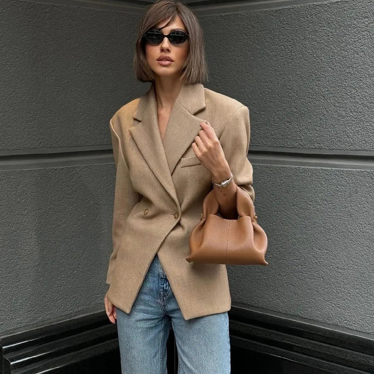 Autumn High end Elegant Khaki Blazer Women Tops Irregular Design Trendy Blazers Slim Fit Commuter Suit Jacket Women Clothing
Autumn High end Elegant Khaki Blazer Women Tops Irregular Design Trendy Blazers Slim Fit Commuter Suit Jacket Women Clothing