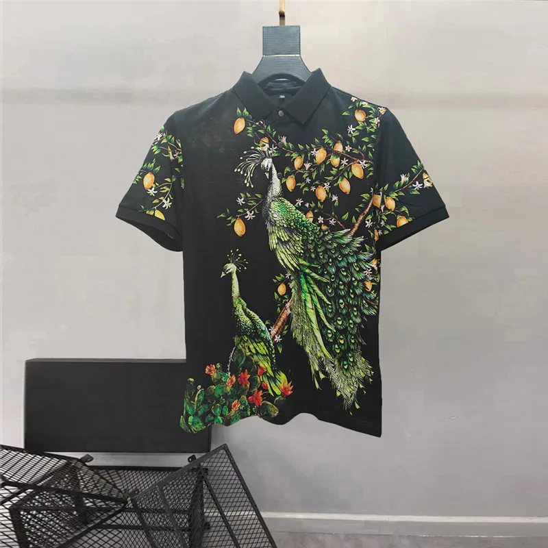 Europe and the United States menswear 2025 summer new Short sleeve lapel Peacock lemon print Fashion T-shirt
Europe and the United States menswear 2025 summer new Short sleeve lapel Peacock lemon print Fashion T-shirt