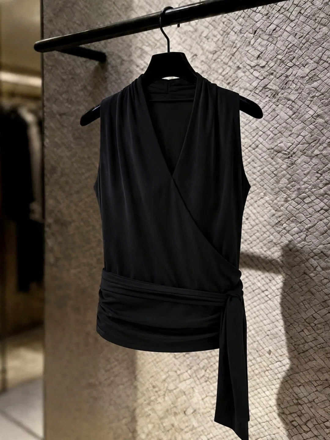 Summer Minimalist Pure Color Sleeveless Vest Belted Waist Design V-Neck Top Women's Fashion Trendy Commute Style Regular Fit
Summer Minimalist Pure Color Sleeveless Vest Belted Waist Design V-Neck Top Women's Fashion Trendy Commute Style Regular Fit