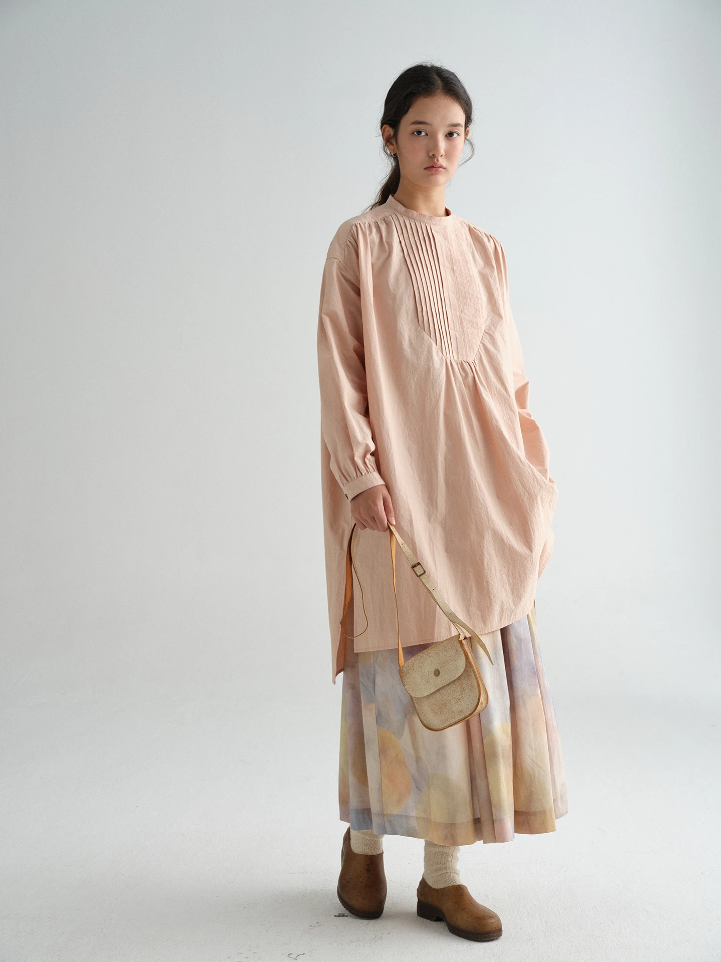 Винтажная свободная женская рубашка из хлопка нежно-розового цвета с защитой от солнца, длинными рукавами, круглым вырезом и средней длиной
Винтажная свободная женская рубашка из хлопка нежно-розового цвета с защитой от солнца, длинными рукавами, круглым вырезом и средней длиной