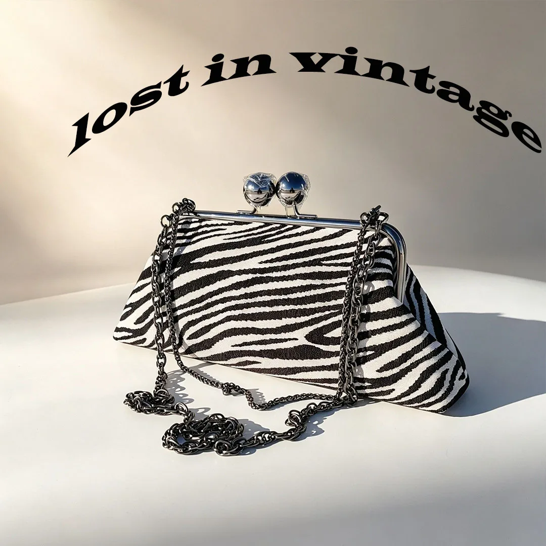 LOST IN VINTAGE Black and White Bag with Zebra Print in Zebra 38x20x8cm Big Sliver Kiss Lock Metal Clutch Jade Kiss-lock Purse
LOST IN VINTAGE Black and White Bag with Zebra Print in Zebra 38x20x8cm Big Sliver Kiss Lock Metal Clutch Jade Kiss-lock Purse