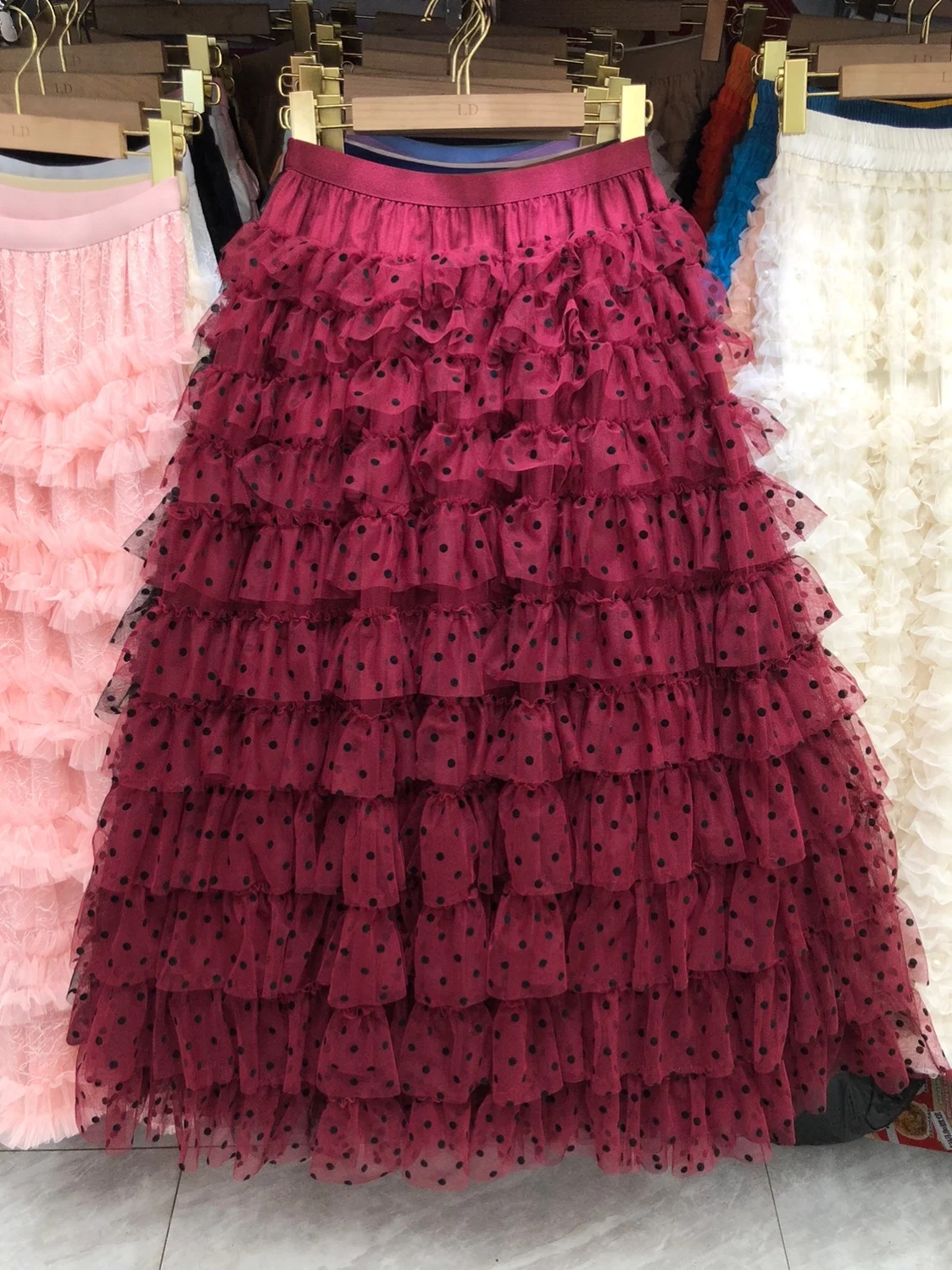 Модная длинная юбка А-силуэта с многослойным принтом в горошек, пышным дизайном, эффектом похудения, сложной вышивкой и эффектом фееричности.
Модная длинная юбка А-силуэта с многослойным принтом в горошек, пышным дизайном, эффектом похудения, сложной вышивкой и эффектом фееричности.