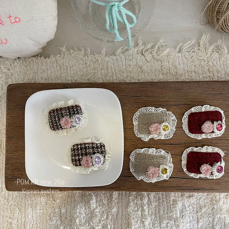 2 шт./компл. заколка для волос ручной работы из ткани для детей и девочек, кружевные заколки в клетку в корейском стиле для маленьких Kawaii, заколка для волос с боковой челкой
2 шт./компл. заколка для волос ручной работы из ткани для детей и девочек, кружевные заколки в клетку в корейском стиле для маленьких Kawaii, заколка для волос с боковой челкой