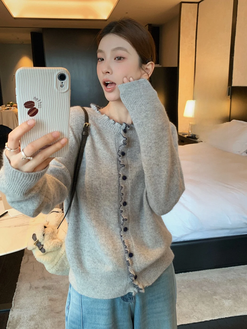 Женский зимний свитер Ibell Zhang из двухцветной вязаной шерсти с мехом медведя, круглым вырезом, длинный, модная верхняя одежда с деревянной отделкой
Женский зимний свитер Ibell Zhang из двухцветной вязаной шерсти с мехом медведя, круглым вырезом, длинный, модная верхняя одежда с деревянной отделкой