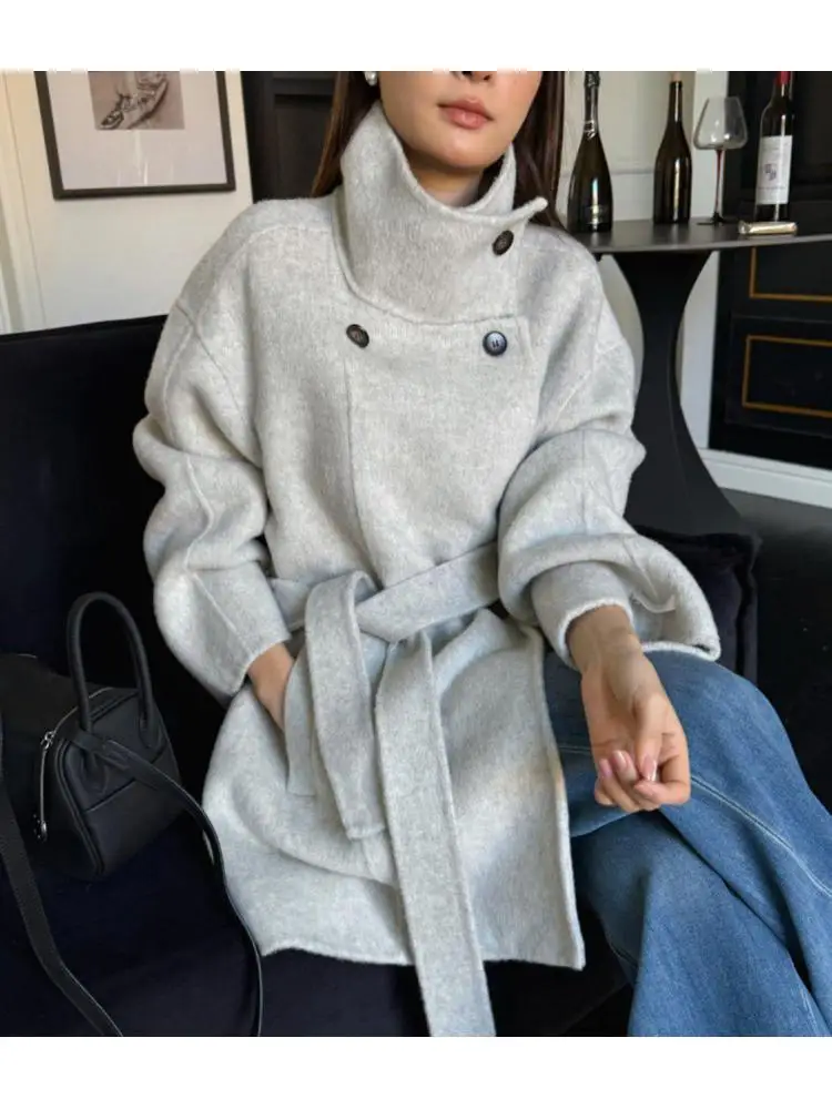 Elegant Retro Lady's Woolen Short Jackets 2025 Winter Stand Collar Double Breasted Loose Lace-Up Women's 100% Wool Coats
Elegant Retro Lady's Woolen Short Jackets 2025 Winter Stand Collar Double Breasted Loose Lace-Up Women's 100% Wool Coats