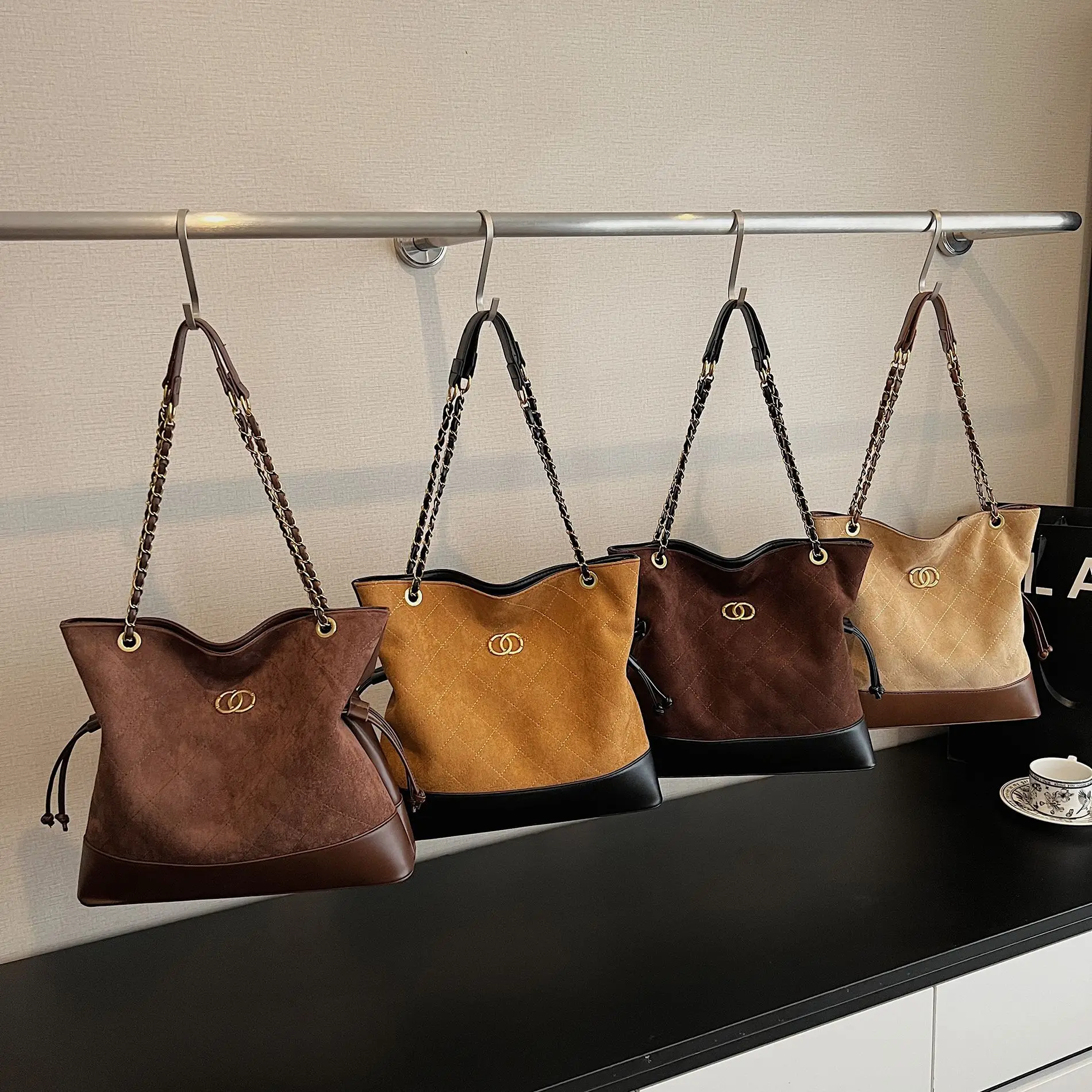 2025 New Vintage Chain Underarm Bag for Women Spacious Convertible Shoulder Bag Premium Crossbody for Day To Evening & Travel
2025 New Vintage Chain Underarm Bag for Women Spacious Convertible Shoulder Bag Premium Crossbody for Day To Evening & Travel
