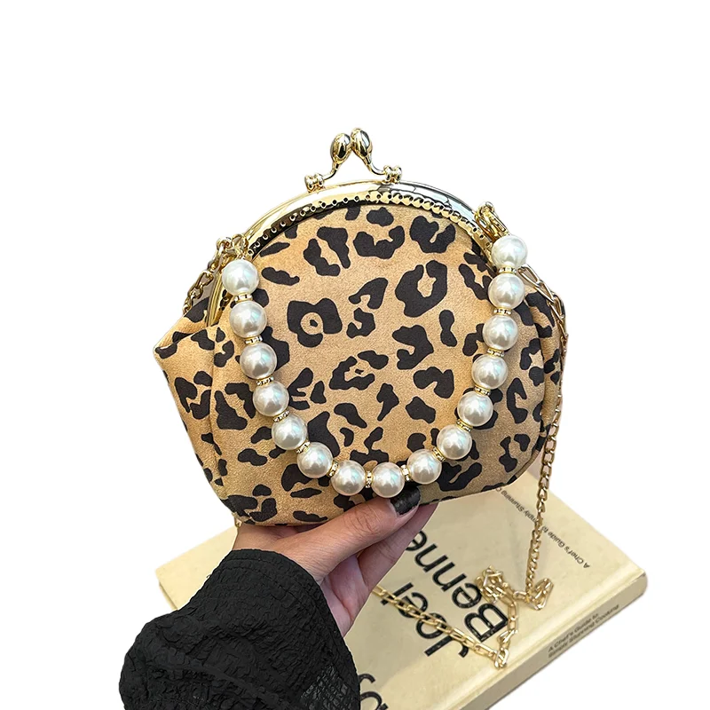 2025 New Chinese Leopard Pattern Cheongsam Bag Pearl Chain Bag Handheld Clip on Bag Mobile Phone Bag Versatile Single Shoulder C
2025 New Chinese Leopard Pattern Cheongsam Bag Pearl Chain Bag Handheld Clip on Bag Mobile Phone Bag Versatile Single Shoulder C